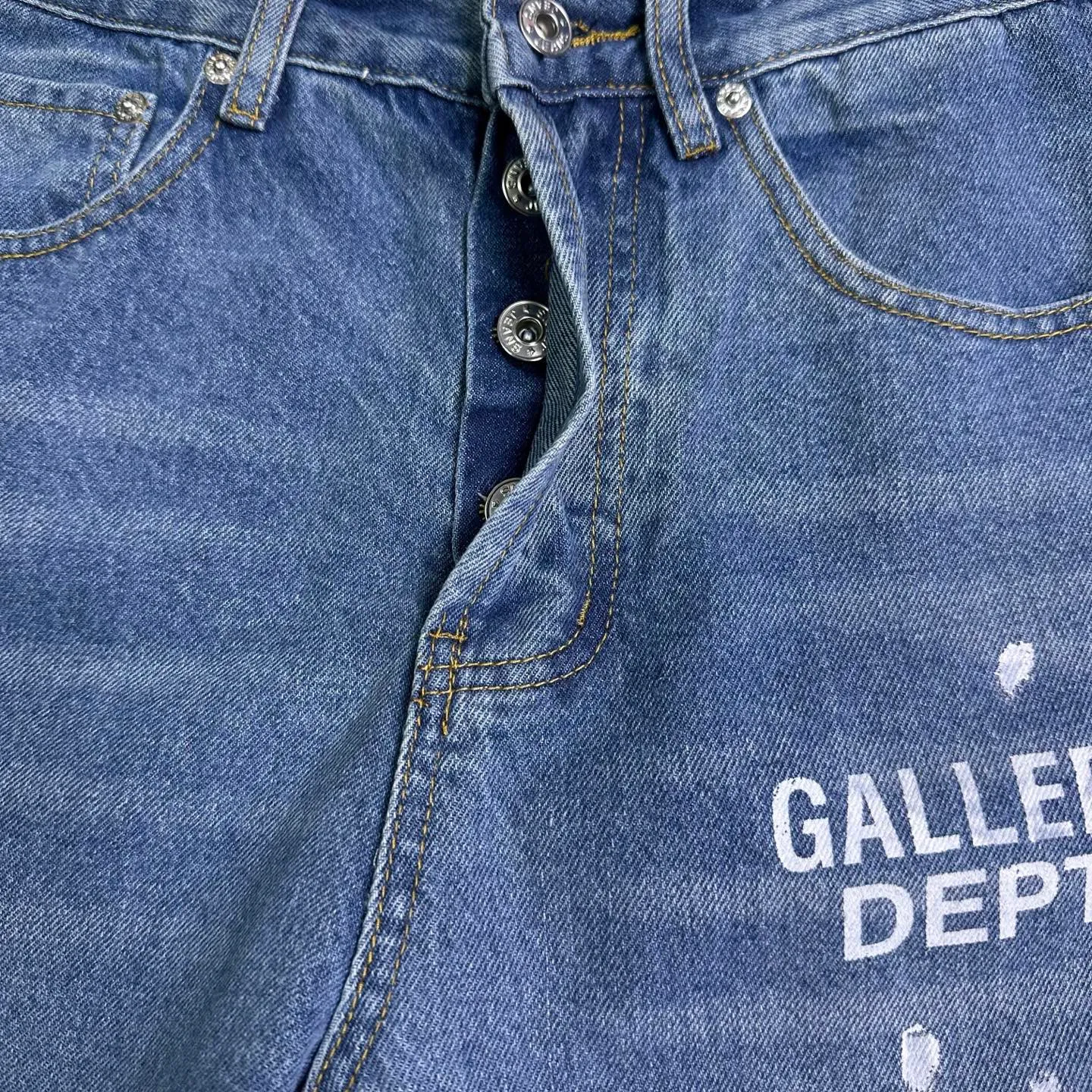 P250 GALLERY DEPT. 2025 new splash-ink hand-painted letter splicing couple style loose washed flared jeans 🔥High version🔥High version🔥 Top ceiling quality Styles with different washed textures are very friendly to people with thin legs and thick legs. The slightly flared version is very flattering. Moderate length that never goes out of style, easy to match with casually, basic styling for various styles, a must-have in the wardrobe! The fabric is stiff but also makes the upper body soft without losing texture. The washing process is even more perfect. It is a must-have item for everyone! ! ! Washed wheat, tag, pants label, three complete labels Color: washed black, washed blue Size: 28, 30, 32, 34 (four sizes)
